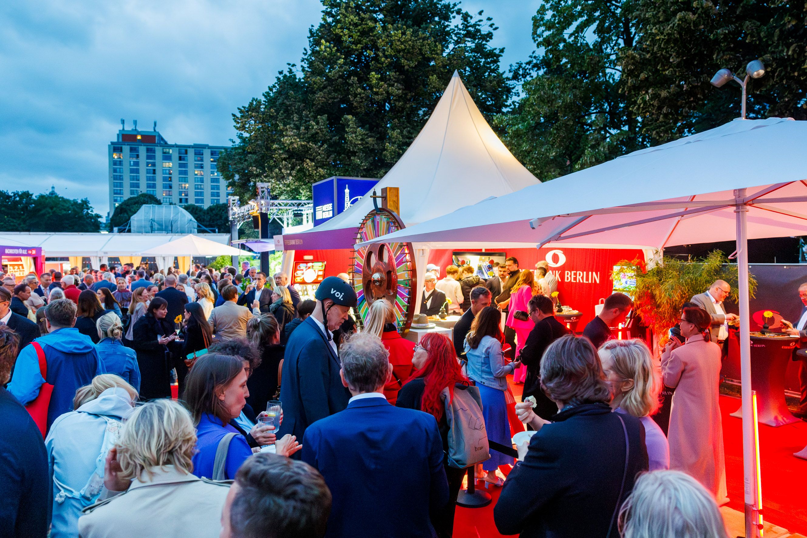 Großer Andrang am Stand der Spielbank Berlin: Glücksrad, Roulette-Tisch und viele Gespräche machten den Auftritt beim Berliner Hoffest 2026 zu einem lebendigen Treffpunkt | Dirk Lässig